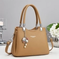 Bolso elegante de cuero granulado caqui con herrajes plateados y un colgante de concha - Caqui