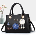 Borsa a mano nera ricamata per donne di mezza età con fiori blu e ciondolo in peluche - Nero