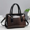 Sac à main élégant en similicuir noir avec motif pierre et bandoulière réglable - café