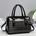 Détail d'un sac à main noir motif crocodile avec paillettes argentées et métal doré - Noir