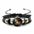 Dettaglio dell'amuleto Capricorno su bracciale multistrato in pelle nera intrecciata - Capricorno (JY0085-4-Capricorn)