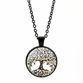 Détail du pendentif Arbre de Vie avec motifs artistiques et chaîne noire délicate - Noir