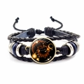 Vue détaillée du bracelet en cuir multicouche avec constellation du Lion en verre - Lion