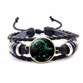 Vue détaillée d'un bracelet en cuir tressé avec cabochon en verre du Sagittaire - Sagittaire