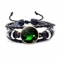 Vue détaillée du bracelet Bélier multicouche en cuir avec breloque en verre du zodiaque - Bélier