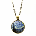 Dettaglio della collana in bronzo vintage con ciondolo d'arte Van Gogh Notte Stellata - Bronzo