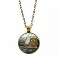 Vue détaillée d'un pendentif hibou steampunk en bronze avec clé sur fond industriel rétro - Bronze