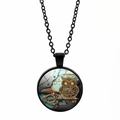 Détail d'un pendentif hibou steampunk avec clé antique et textures sur chaîne noire - Noir
