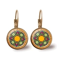Dettaglio di orecchini vintage mandala con finitura in bronzo e cupola in vetro - Mandala Floreale Verde Giallo (JY00434-3) / Bronzo