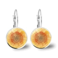 Dettaglio ravvicinato di orecchini mandala arancioni con montatura in metallo argento - Mandala Girasole (JY00434-9) / Argento