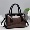 Schicke Boston-Tasche aus Lackleder mit glitzernder Steintextur und Goldakzenten - Kaffeebraun