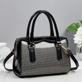 Elegante Boston Tasche mit Steintextur, silbernem Glitzer und schwarzen Lackleder-Akzenten - Schwarz