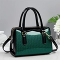 Detailansicht der grünen Pailletten-Handtasche mit goldenen Reißverschlüssen und Lackleder - Grün