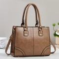 Borsa tote minimalista in ecopelle marrone con dettagli dorati e tracolla rimovibile - Cachi