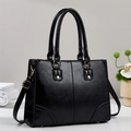 Borsa tote minimalista in ecopelle nera con accessori metallici dorati frontale - Nero