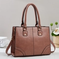 Borsa tote minimalista da donna color malva con dettagli dorati e tracolla regolabile - Rosa