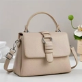 Detail der beigen Handtasche aus Narbenleder mit rundem Metallring und Schultergurt - Khaki