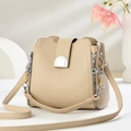 Trendige beige Beuteltasche aus Leder mit Litschi-Struktur und silberner Schnalle - Khaki