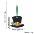 Ciondolo cappello in feltro San Patrizio con trifoglio glitter verde e fibbia d'oro - Ciondolo Cappello da Leprechaun / Un Ciondolo A Forma Di Cappello In Feltro Nero A Tema San Patrizio Decorato Con Un Quadrifoglio Verde E Una Fibbia Quadrata Dorata Con Un Cordino Di Seta Verde.