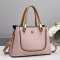 Borsa a mano rosa con trama litchi, manici marroni e dettagli dorati, stile sobrio - Rosa