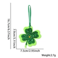 Trifoglio verde glitterato con strass arancione per decorazione del giorno di San Patrizio - Ciondolo Trifoglio Verde / Questo Ciondolo A Forma Di Quadrifoglio Verde Presenta Un Design A Doppio Strato È Realizzato Con Paillettes E Presenta Una Decorazione Centrale Di Strass Arancioni Oltre A Un Cordino Verde Per Appenderlo.