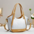 Borsa a mano in pelle argento con finiture marroni e dettagli dorati in ambiente elegante - Argento