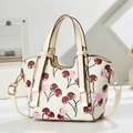 Détail de l'imprimé cerise et des ferrures dorées sur le sac à main blanc cassé - Blanc Cassé