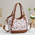 Sac bandoulière à motif cerises avec anses en cuir marron et détails dorés brillants - Blanc Cassé