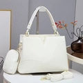 Détail du sac cabas blanc grainé avec fermoir en V doré et petit porte-monnaie rond - Blanc