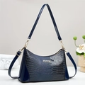 Dunkelblaue Schultertasche mit Krokodilmuster aus glänzendem Lackleder und Golddekor - Blau