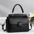 Schwarze Handtasche aus Leder mit Lychee-Muster, Silber-Hardware und Schulterriemen - Schwarz