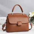Elegante karamellbraune Handtasche aus Leder mit Lychee-Muster und Silberbeschlägen - Erdgelb