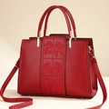 Elegante dunkelrote Lederhandtasche mit Rosenstickerei und goldfarbenen Beschlägen - 29/9/20 / Rot
