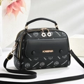 Elegante borsa a mano nera con monogramma, dettagli dorati e tracolla regolabile - Nero