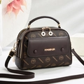 Borsa a mano marrone scuro stampata con dettagli dorati e tracolla regolabile elegante - caffè