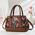 Detalle del bolso tote con estampado de cerezas y ribetes de cuero marrón y hebilla G - Negro