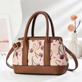 Detalle de bolso tote vintage con cerezas, hebilla dorada y esquinas de cuero marron - Caqui claro