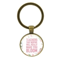 Detail van vintage bronzen sleutelhanger met bloemenprint en tekst voor leerkrachten - Jy00501-2