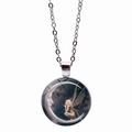 Detalle del colgante redondo con diseño de hada en la luna y cadena de metal clásica - Plateado