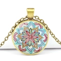 Detailansicht der Bronze-Mandala-Halskette mit buntem Glas-Edelstein-Muster im Fokus - Buntes Mandala-Stil (JY00446-1)