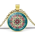 Detailaufnahme der Mandala-Glaskabochon-Halskette mit antikem Bronze-Finish - Dunkelblau Rosa Mandala-Stil (JY00446-2)
