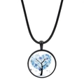 Vue macro d'un collier pendentif rond noir avec un arbre en forme de cœur bleu neige - Arbre de coeur d'étoile bleue (JY00629-9)