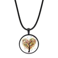 Détail macro d'un pendentif rond en verre avec un motif artistique d'arbre à cœur coloré - Arbre de coeur coloré (JY00629-10)