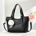 Sac à main élégant en cuir noir avec côtés tressés et charmant pendentif en peluche blanc - L22cm x H19cm x P10cm / Noir