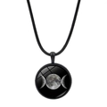 Détail macro du collier pendentif phases de lune en verre avec cordon en corde tressée - Phase de Lune Minimaliste Noire (JY00646-8)