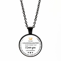 Dettaglio della collana per nipote con logo a corona e citazione ispiratrice - Stile Messaggio per Mia Nipote / Nero