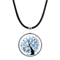 Detailansicht eines blauen Lebensbaum Glasanhängers an einem schwarzen Lederband - Blauer Winter-Schneeflockenbaum(JY00563-4)