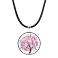 Dettaglio macro del ciondolo albero della vita con fiori rosa su cordino nero - Albero di Fiori Rosa(JY00563-7)