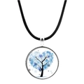 Dettaglio del ciondolo albero della vita in vetro con cuore blu e cordino nero - Albero del Cuore Invernale Blu Bianco(JY00563-9)