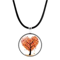 Dettaglio macro del ciondolo rotondo albero della vita con foglie rosse e cordino - Grande Albero del Cuore Rosso Arancio(JY00563-12)